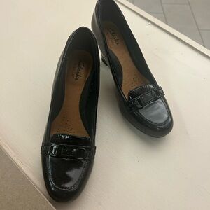 Clarks Artisan Women's Glossy Black Loafers 6M. No flaws-Very light wear
